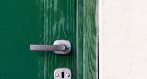 Հեշտ է, երբ սպասում են դռան հետևում